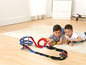 Zwei Jungen spielen mit einer Hot Wheels Rennbahn mit einer Schleife und einer Rampe.