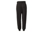 Schwarze Hose mit elastischem Bund.