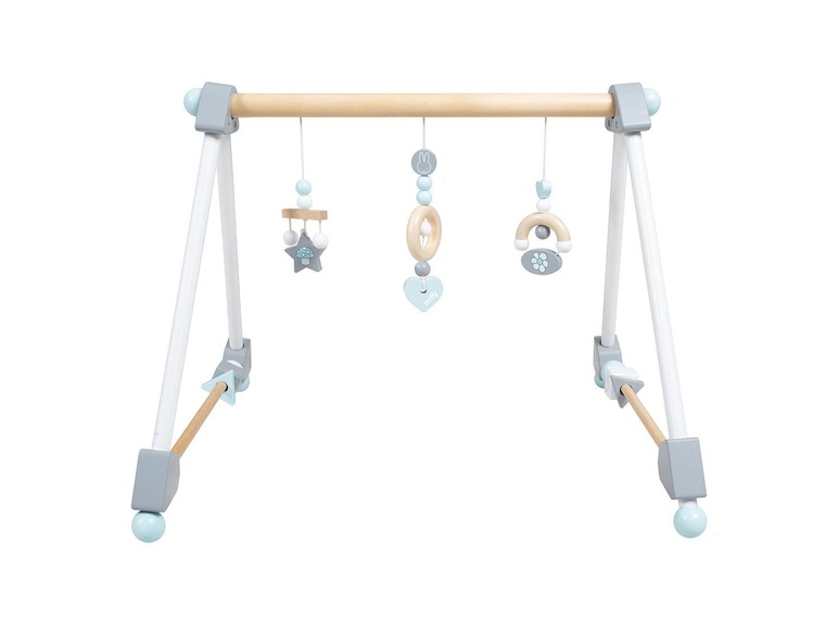 Eine Baby-Spielmatte aus Holz mit Sternen, Herzen und einem Regenbogen.