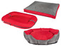 Drei rote Hundebetten, darunter ein rundes Bett.