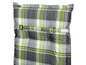 Ein grün-graues kariertes Kissen mit einem Gurt