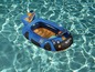 Ein blaues Hot Wheels aufblasbares Boot in einem Pool.