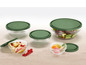 Ein Set gläserner Schüsseln mit grünen Deckeln, ideal zum Servieren von Salaten und Snacks.