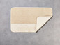 Beige Badezimmermatte mit weißer Unterseite