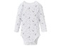 Weißer Baby-Body mit Mond- und Sternenmuster.