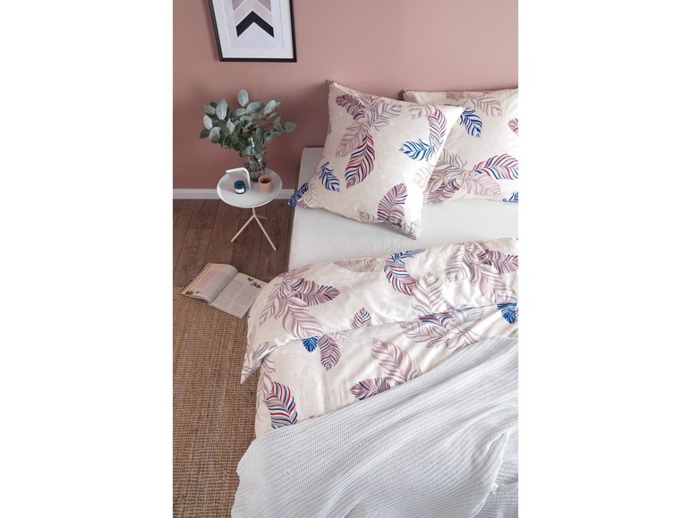 Betwäsche mit Blätterdruck, inklusive Bettbezug, Kissenbezüge und Plaid.