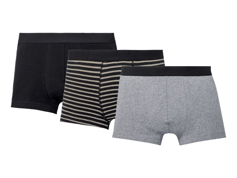 Drei Boxershorts: eine schwarze, eine gestreifte und eine graue.