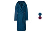 Ein blauer Bademantel mit Kapuze.