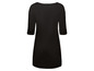 Ein schwarzes Kleid mit Dreiviertelärmeln.