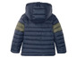 Blaue Steppjacke mit Kapuze und grünen Akzenten für Jungen.