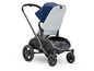 Ein Quinny Kinderwagen mit blauem Verdeck.