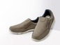 Zwei Paar braune Slip-on Schuhe der Marke Skechers.
