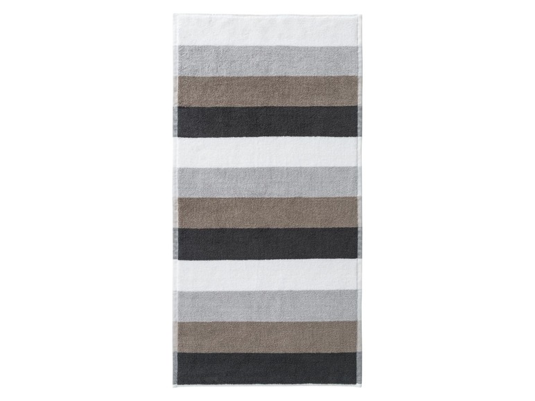 Ein gestreiftes Badezimmerteppich in Grau, Weiß und Braun.