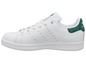 Weiße Adidas Stan Smith Sneaker mit grünen Details.