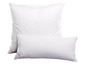 Zwei weiße Kissen der Marke Dannwald.