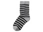Graue Socke mit schwarzen Streifen.