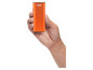 Eine orangefarbene Powerbank von Zippo in einer Hand.
