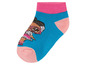 Blaue Socken mit rosafarbenen Akzenten und einem LOL Surprise Puppenmotiv.