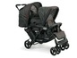 Ein schwarzer Chicco 4Baby Zwillingskinderwagen mit zwei Sitzen.