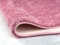 Eine rosa Badematte mit rutschfester Unterseite.