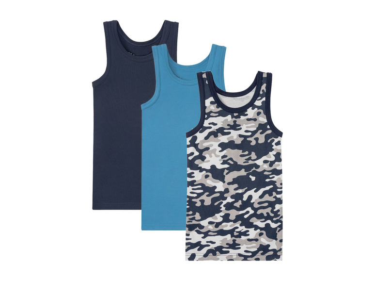 Drei Tanktops für Jungen: ein dunkelblaues, ein hellblaues und ein Tanktop mit Camouflage-Muster.