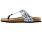 Blaue Sandalen mit Blumenmuster und Schnalle.
