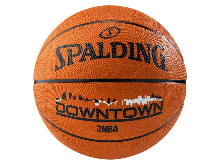 Ein orangefarbener Spalding Basketball mit einem 'Downtown'-Design.