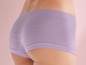 Lilafarbene Unterhose mit breitem Bund.