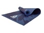 Eine blaue Reebok Yogamatte mit abstraktem Design.