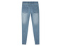Blaue Skinny Jeans mit Taschen.