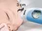 Ein schlafendes Baby mit einem NUK Stirnthermometer.