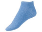 Blaue Baumwollsocken bis zum Knöchel.