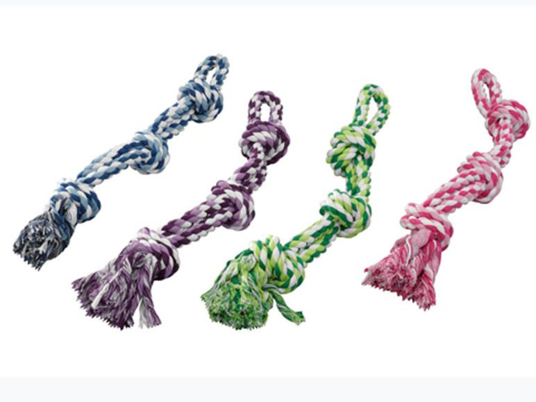 Vier farbenfrohe Seilspielzeuge für Hunde.
