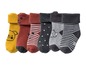 Sechs Paar Babysocken mit verschiedenen Mustern.