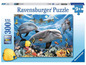 Ravensburger Puzzle mit 300 Teilen, zeigt Delfine und Fische im Meer.