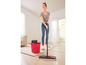 Eine Frau putzt ihren Boden mit einem Vileda Wischmopp.
