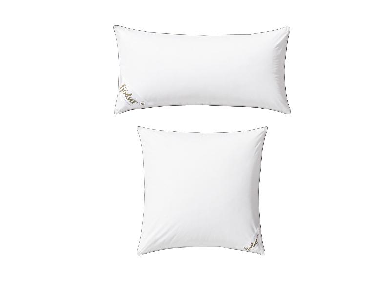 Zwei weiße Fjödur Kissen: ein rechteckiges und ein quadratisches