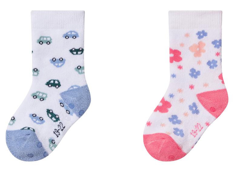 Weiße Kindersocken mit blauen und grünen Autos und bunten Blumen
