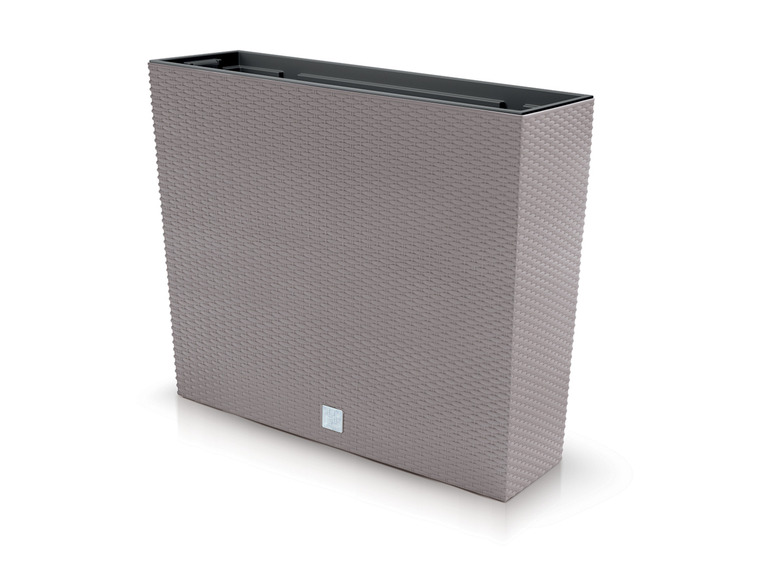 Ein langer, rechteckiger Pflanzkasten im Rattan-Look.