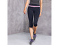 Schwarze Capri-Leggings mit rosafarbenem Band und Sportschuhen.