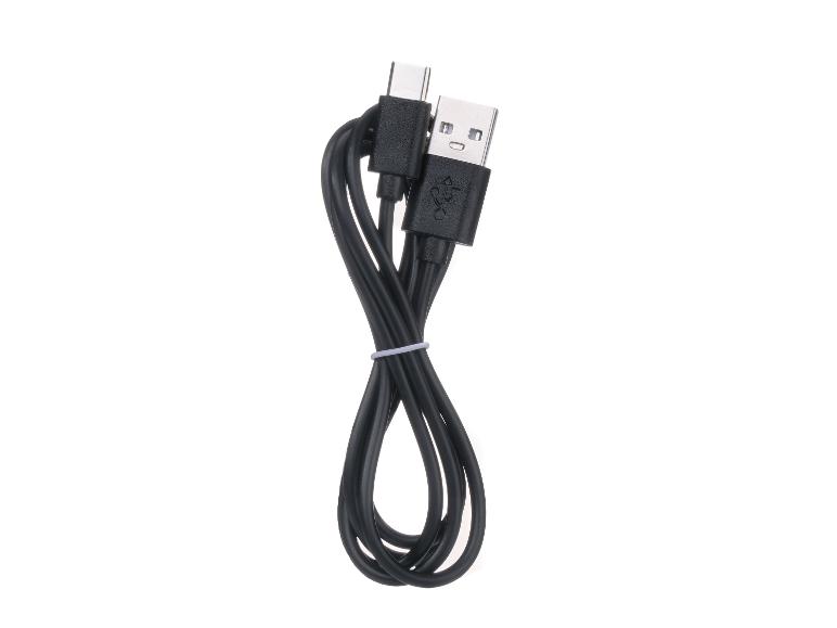 Schwarzes USB-C Ladekabel mit USB-A Anschluss, aufgerollt und mit einem weißen Band gesichert
