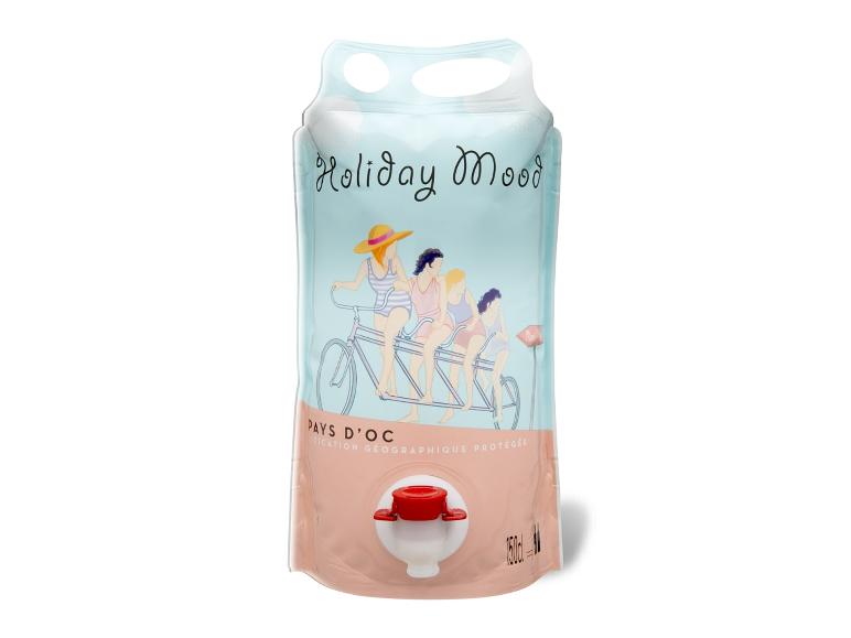 Weinbeutel mit Zapfhahn, Aufschrift „Holiday Mood“ und Frauen in Badeanzügen auf einem Tandemfahrrad.