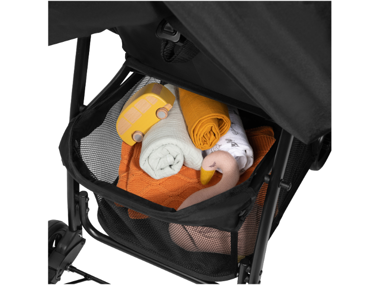 Kinderwagenkorb mit Decken, Spielzeugbus und Plüschtier.