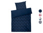 Blaue Bettwäsche mit Zickzackmuster.