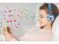 Mädchen mit Kopfhörern hört Musik vom Telefon, mit fliegenden Noten.