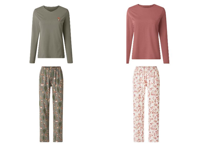 Zwei Pyjama-Sets: eines olivgrün mit Pilzen und eines rosa mit Blättern.