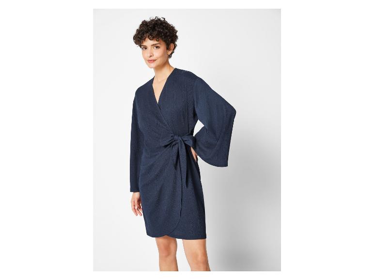 Ein dunkelblaues Wickelkleid mit langen Ärmeln.