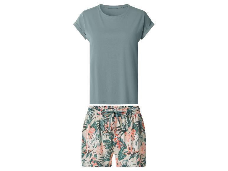 Grünes T-Shirt und gemusterte Shorts mit tropischem Print.
