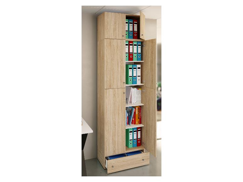 Hoher offener Holzschrank mit farbigen Ordnern und Architekturbüchern.