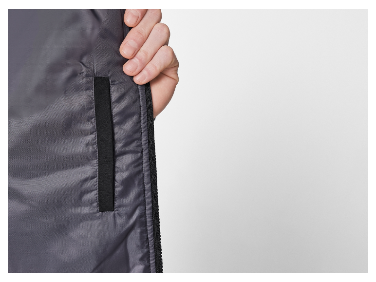 Nahaufnahme einer Reißverschlussjacke.